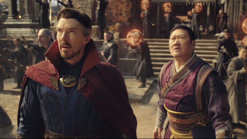 Benedict Cumberbatch y Benedict Wong protagonizan una escena de la película "Doctor Strange en el multiverso de la locura". La clasificación del Catholic News Service es A-III -- adultos. La clasificación de la Motion Picture Association es PG-13 -- padres fuertemente advertidos. Parte del material puede ser inapropiado para niños menores de 13 años. (Foto CNS /Marvel Studios)