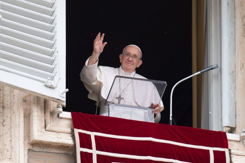 El Papa Francisco saluda a la multitud mientras dirige la oración del "Regina Coeli" desde la ventana de su estudio con vistas a la Plaza de San Pedro en el Vaticano el 8 de mayo de 2022. (Foto CNS photo/Vatican Media, archivo)