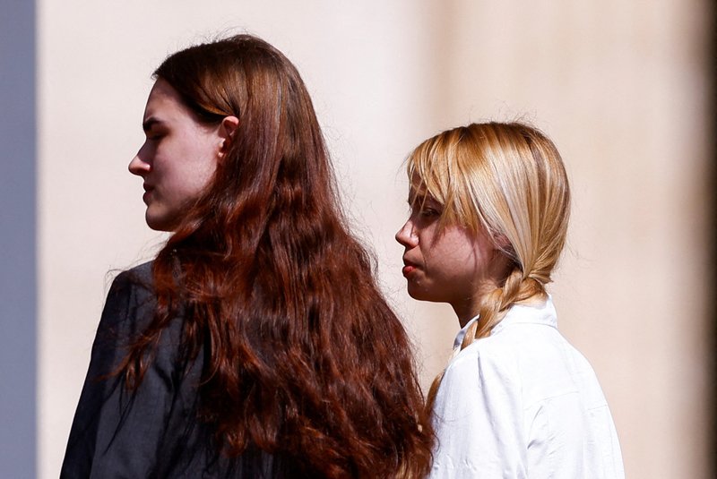 Yulya Fedosiuk, esposa del soldado ucraniano Arseniy Fedosiuk, y Kateryna Prokopenko, esposa de Denys Prokopenko, un comandante ucraniano, asisten a la audiencia general del papa Francisco en la Plaza de San Pedro en el Vaticano el 11 de mayo de 2022. Las dos mujeres se reunieron con el papa Francisco y le preguntaron por su apoyo con un esfuerzo internacional para evacuar a sus esposos y otros soldados de la planta siderúrgica Azovstal sitiada en Mariupol, Ucrania. (Foto CNS/Guglielmo Mangiapane, Reuters)
