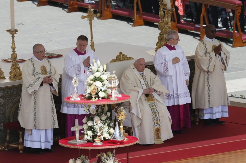 El Papa Francisco celebra la misa de canonización de 10 nuevos santos en la Plaza de San Pedro del Vaticano el 15 de mayo de 2022. Cinco de los nuevos santos son de Italia, tres de Francia, uno de la India y uno de los Países Bajos. (Foto CNS /Paul Haring)