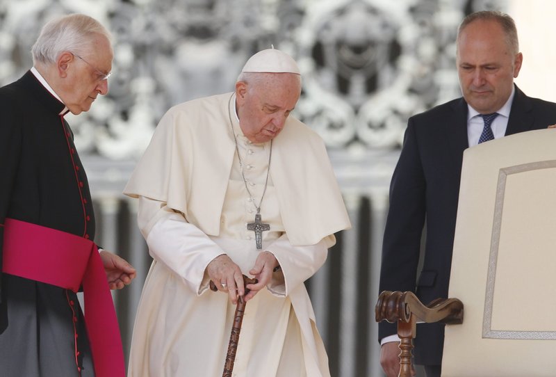 El Papa Francisco utiliza un bastón al comenzar su audiencia general en la Plaza de San Pedro del Vaticano el 25 de mayo de 2022. (Foto CNS /Paul Haring)