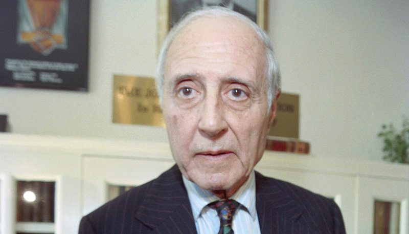 Lawrence Lader en 1996. (Bob Strong/AFP vía Getty Images)
