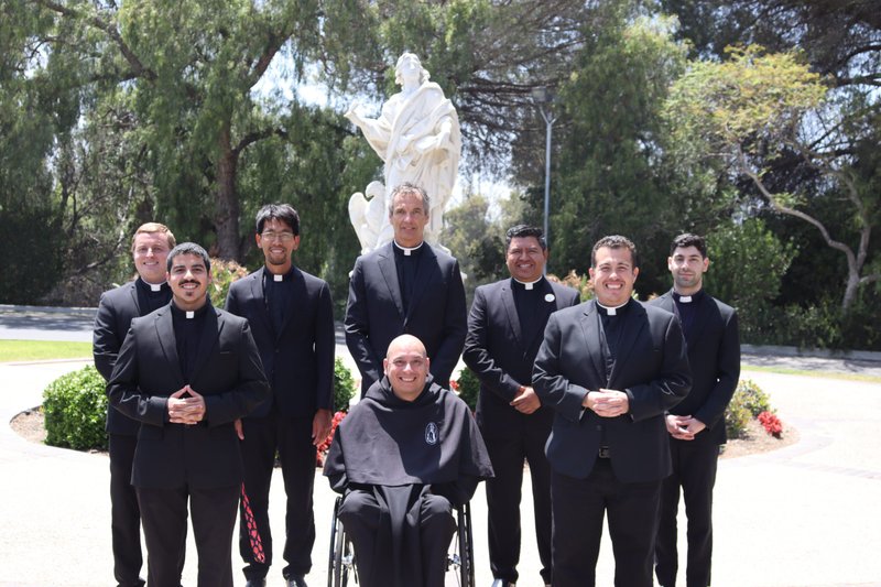 Los hombres que serán ordenados diáconos transitorios para la Arquidiócesis de Los Ángeles, de izquierda a derecha: Michael DiPietro, Emmanuel Sanchez, Hieu Nguyen, Rene Haarpaintner, Bro. César Galán, FSP (en silla de ruedas), Sergio Sandoval Martínez, Enrique Piceno, Luis Gerardo Peña. (Foto Padre Ray Márquez)