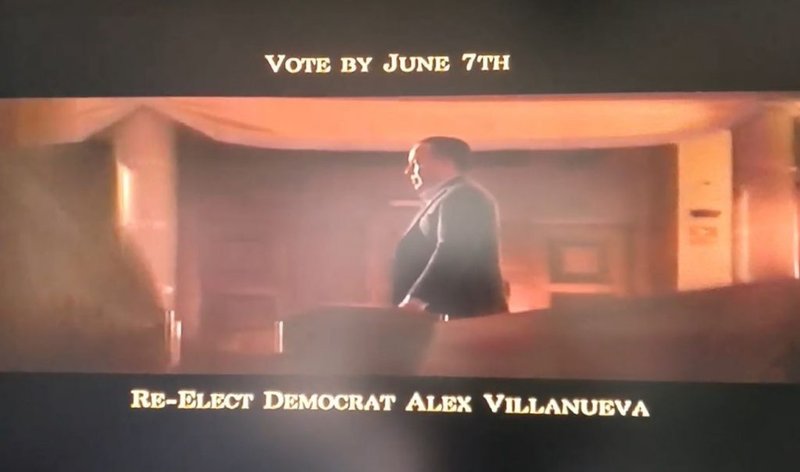 Un fotograma de un anuncio de la campaña de Villanueva filmado dentro de una iglesia de Los Ángeles.