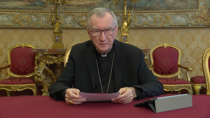 El cardenal Pietro Parolin, secretario de Estado del Vaticano, habla desde el Vaticano en un mensaje que anima al personal militar a descargar la aplicación "Catholic Military Connect" en esta imagen tomada de un vídeo publicado el 13 de mayo de 2022. La aplicación proporciona un fácil acceso a las respuestas a las preguntas de los militares, las oraciones por los militares, los testimonios, y conecta al personal militar con las capellanías de todo el mundo. (Foto CNS/cortesía de Tweeting with God)