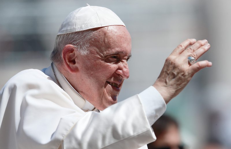 El Papa Francisco saluda al salir de su audiencia general en la Plaza de San Pedro del Vaticano el 1 de junio de 2022. (Foto CNS /Paul Haring)