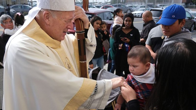El obispo Robert W. McElroy de San Diego saluda a la gente después de una misa conmemorativa del reverendo Martin Luther King Jr. en la iglesia de Santa Rita el 19 de enero de 2020. Fue uno de los 21 nuevos cardenales nombrados por el Papa Francisco el 29 de mayo de 2022. (Foto CNS/David Maung, Diócesis de San Diego)