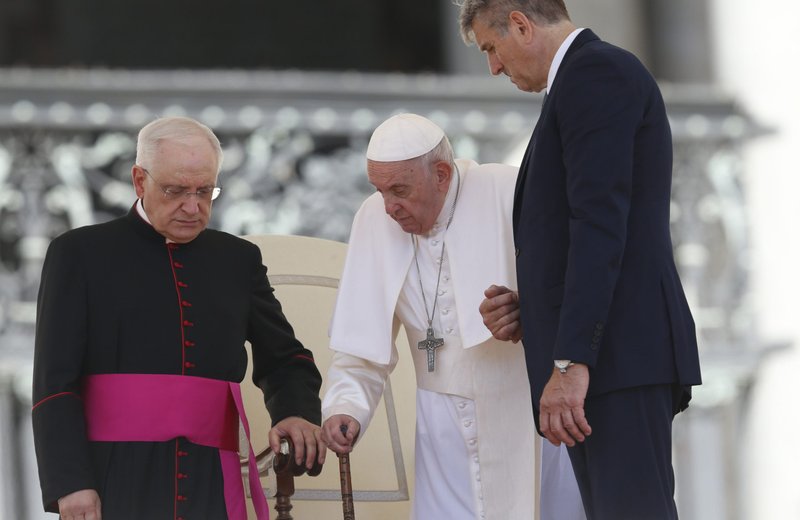 El papa Francisco camina con la ayuda de su ayudante, Sandro Mariotti, durante su audiencia general en la Plaza de San Pedro en el Vaticano el 1 de junio de 2022. También en la foto está Mons. Leonardo Sapienza, funcionario de la prefectura de la Casa Pontificia. (Foto CNS/Paul Haring)