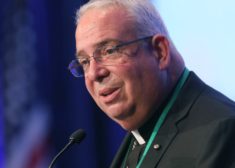 El arzobispo de Filadelfia, Nelson J. Pérez, presidente del Comité de Diversidad Cultural en la Iglesia, habla durante una sesión del 17 de noviembre de 2021 de la asamblea general de otoño de la Conferencia de Obispos Católicos de EE. UU. en Baltimore. (Foto CNS/Bob Roller)