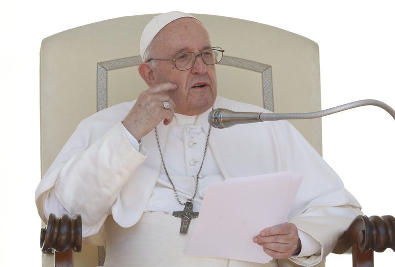 El papa Francisco habla durante su audiencia general en la Plaza de San Pedro en el Vaticano el 8 de junio de 2022. (Foto CNS/Paul Haring)