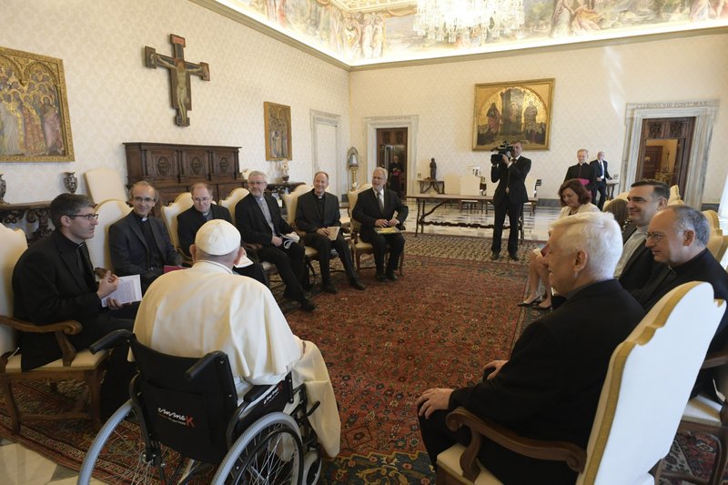 El Papa Francisco se reúne con los editores de 10 revistas jesuitas europeas y el padre Arturo Sosa, superior general de los jesuitas, el 19 de mayo de 2022, en la biblioteca del Palacio Apostólico del Vaticano. El Papa respondió a las preguntas de los editores sobre la guerra en Ucrania, el estado actual de la Iglesia Católica y cómo toma decisiones cuando una diócesis está experimentando agitación. (CNS /Vatican Media)