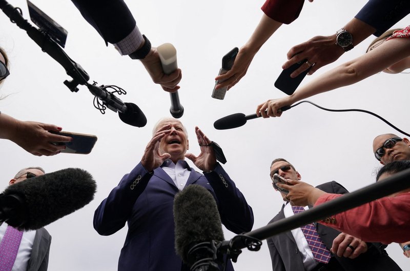 El presidente Joe Biden habla con los periodistas el 11 de junio de 2022, después de asistir a la Cumbre de las Américas en Los Ángeles. (Foto CNS/Kevin Lamarque, Reuters)