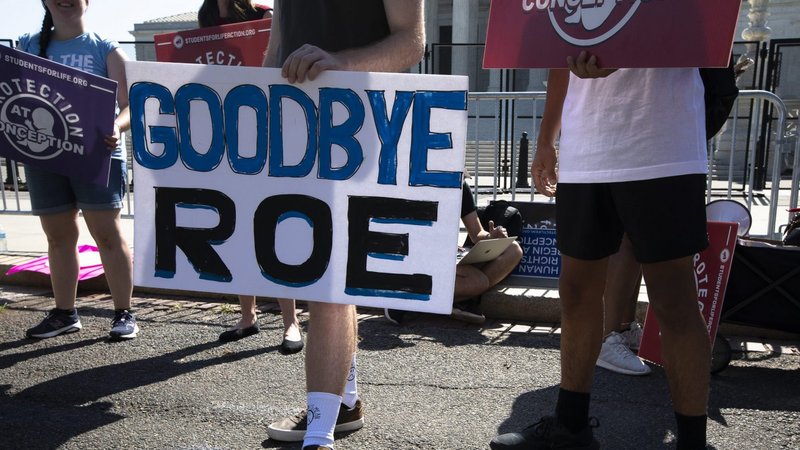 Manifestantes provida en Washington celebran ante el Tribunal Supremo el 24 de junio de 2022, cuando el tribunal anuló la histórica decisión sobre el aborto de Roe v. Wade en su fallo en el caso Dobbs sobre una ley de Mississippi que prohíbe la mayoría de los abortos después de las 15 semanas. (Foto CNS/Evelyn Hockstein, Reuters)