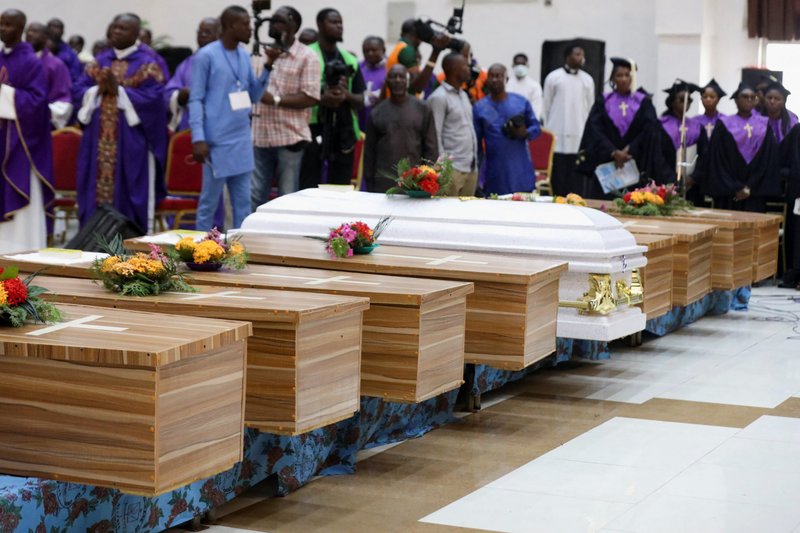 Flores sobre ataúdes durante una misa funeral en el salón parroquial de la iglesia de San Francisco Javier en Owo, Nigeria, el 17 de junio de 2022. La misa fue por al menos 50 víctimas asesinadas en un ataque del 5 de junio por hombres armados durante la misa en la iglesia. (Foto CNS /Temilade Adelaja, Reuters)