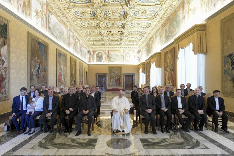 El papa Francisco posa para una foto con el rector y miembros del personal del seminario arquidiocesano de Milán y su revista teológica durante una audiencia en el Vaticano el 17 de junio de 2022. La audiencia marcó el 150 aniversario de la publicación de la revista. (Foto CNS/Vatican Media)