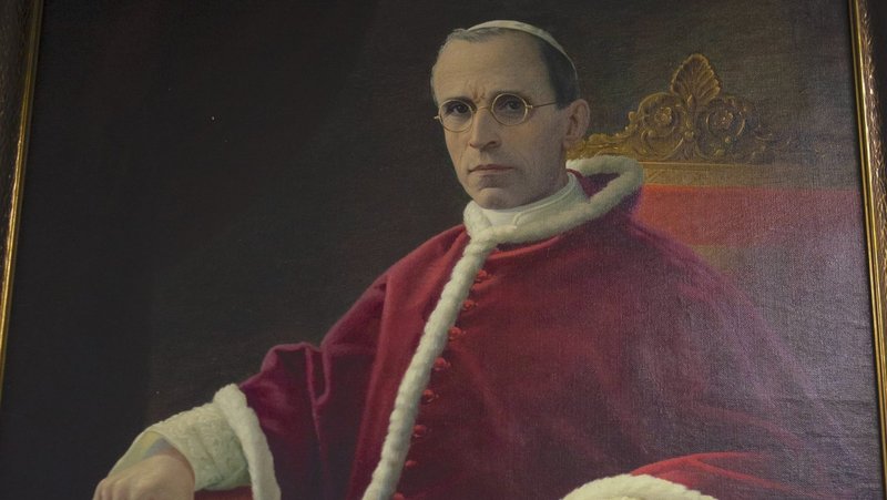 Una pintura del Papa Pío XII se muestra en la Universidad Católica de América en Washington en esta foto de archivo del 25 de mayo de 2021. (Foto CNS /Tyler Orsburn)