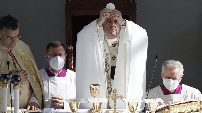El Papa Francisco eleva la hostia mientras celebra la misa en el estadio GSP en Nicosia, Chipre, el 3 de diciembre de 2021. El 29 de junio de 2022, el Papa publicó una carta apostólica en la que insiste en la necesidad de que los católicos comprendan mejor la reforma litúrgica del Concilio Vaticano II y su objetivo de promover la "celebración plena, consciente, activa y fructífera" de la misa (Foto CNS /Paul Haring).
