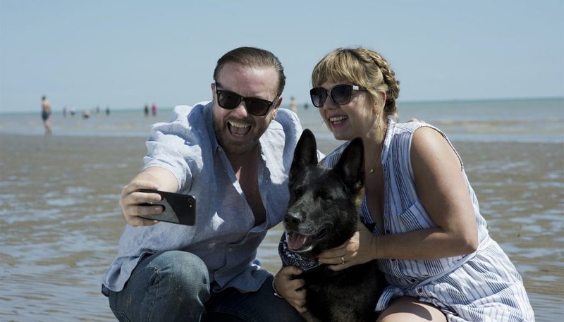 Ricky Gervais y Kerry Godliman en "After Life". (IMDB)