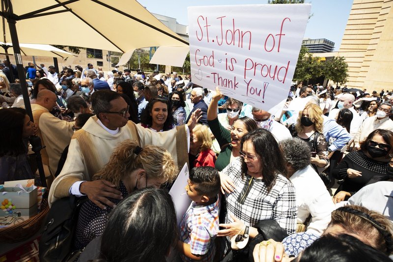 Feligreses de San Juan de Dios en Norwalk saludan a su recién ordenado diácono, Rey Simbol, en la Plaza de la Catedral después de la misa de ordenación de diáconos permanentes del 11 de junio de 2022. (Víctor Alemán)