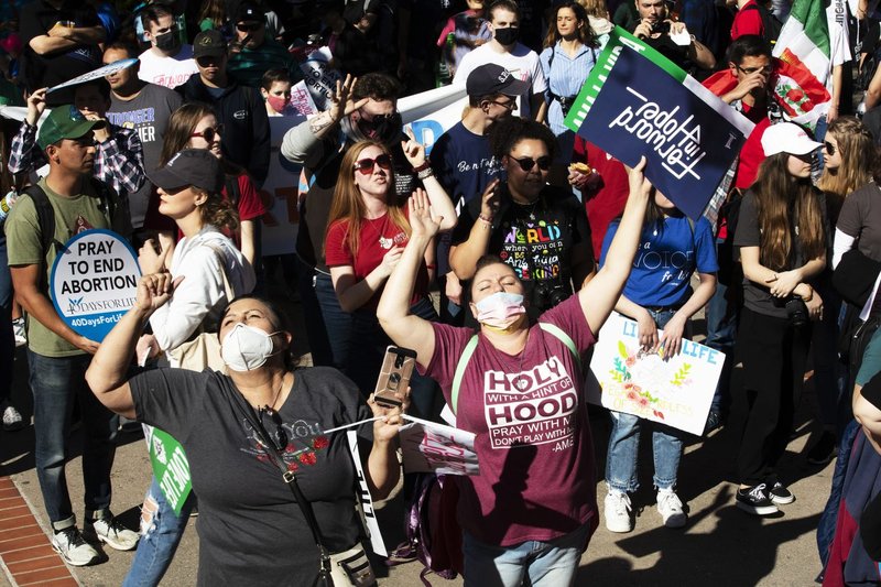Los participantes marchan por las calles del centro de Los Ángeles durante el OneLife LA 2022. (Foto Víctor Alemán)