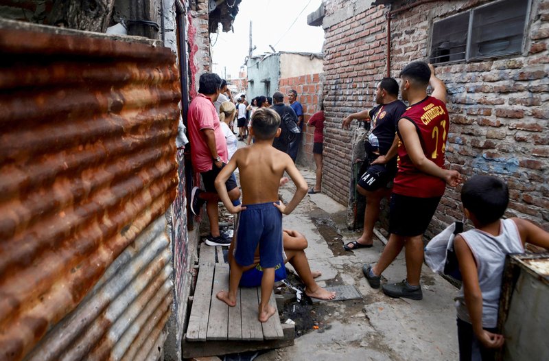 Los residentes se reúnen en el barrio de bajos ingresos "Puerta 8" en Buenos Aires, Argentina, 3 de febrero de 2022. (CNS /Agustin Marcarian, Reuters)