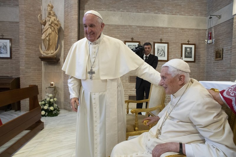 El papa Francisco visita al papa Benedicto XVI en la residencia del papa retirado después de un consistorio en el Vaticano en esta foto de archivo del 5 de octubre de 2019. (Foto CNS /Vatican Media)