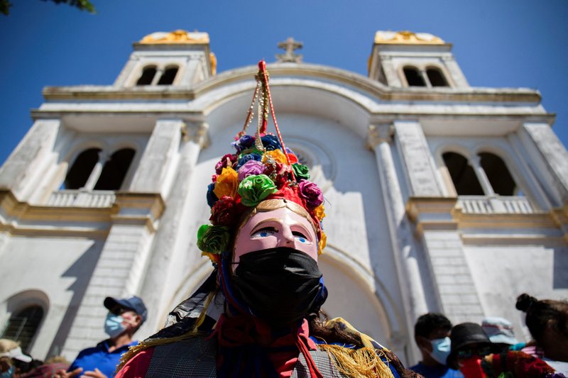 Un feligrés en Diriamba, Nicaragua, frente a una iglesia en la fiesta de San Sebastián el 19 de enero de 2022. El secretario de Estado de Estados Unidos ha vuelto a incluir a Nicaragua en la Lista de Vigilancia Especial del Departamento de Estado por haber participado o tolerado graves violaciones de la libertad religiosa, según el Informe 2021 sobre Libertad Religiosa Internacional del departamento, publicado en Washington el 2 de junio de 2022. (Foto CNS /Maynor Valenzuela, Reuters)