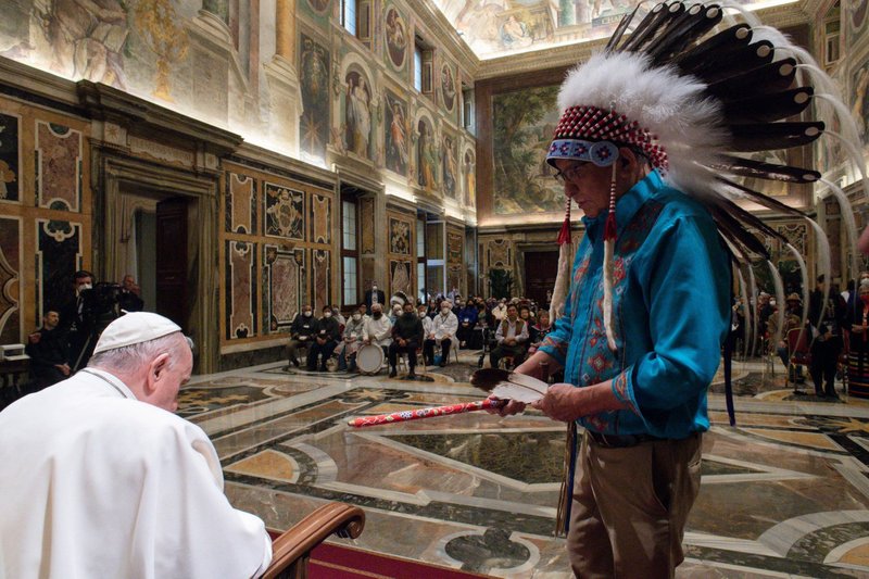 El anciano Fred Kelly, asesor espiritual de la delegación de las Primeras Naciones que se reunió con el papa Francisco, reza por el papa durante una reunión con ancianos indígenas, guardianes del conocimiento, supervivientes de abusos y jóvenes de Canadá, junto con representantes de los obispos católicos de Canadá en la Sala Clementina del Vaticano el 1 de abril de 2022. El Papa visitará Canadá del 24 al 29 de julio y regresará a Roma el 30 de julio. (Foto CNS /Vatican Media)
