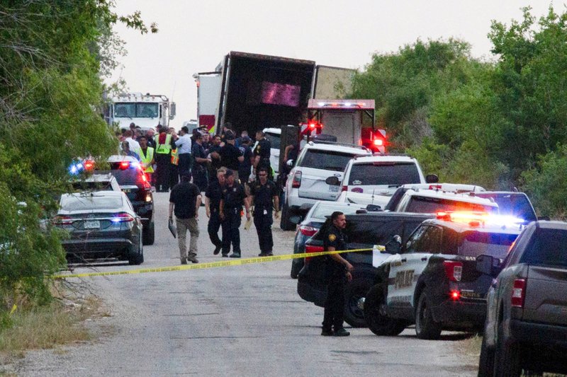 Oficiales de la ley en San Antonio trabajan en una escena el 27 de junio de 2022, donde personas fueron encontradas muertas dentro de un camión de remolque. (CNS photo/Kaylee Greenlee Beal, Reuters)