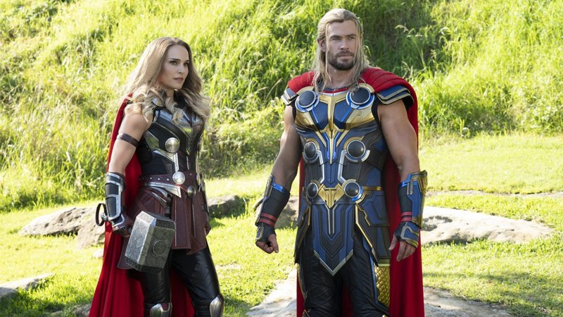 Natalie Portman y Chris Hemsworth protagonizan una escena de la película "Thor: Amor y Trueno". (Foto CNS /Jasin Boland, Marvel Studios)