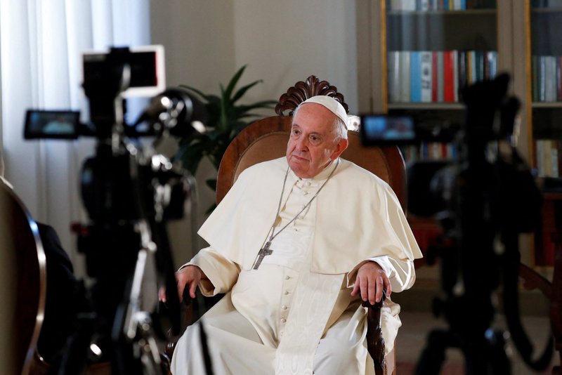 El Papa Francisco mira durante una entrevista exclusiva con Reuters en el Vaticano el 2 de julio de 2022. (Foto CNS/Remo Casilli, Reuters)