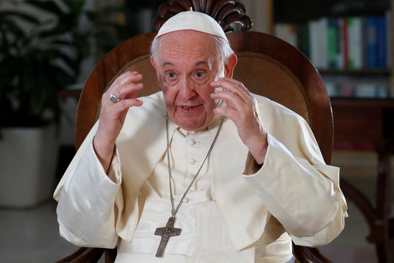 El Papa Francisco habla durante una entrevista con Reuters en el Vaticano el 2 de julio de 2022. (Foto CNS/Remo Casilli, Reuters/ Archivo)