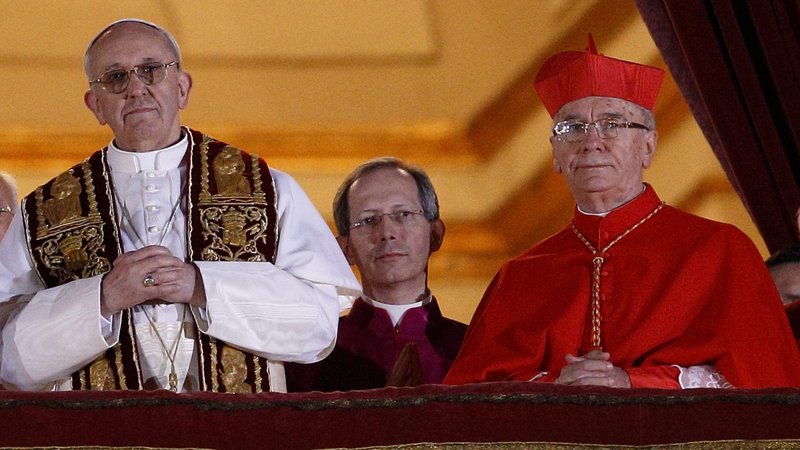 El cardenal brasileño Claudio Hummes, ex arzobispo de São Paulo y ex prefecto del Dicasterio para el Clero, falleció el 4 de julio a la edad de 87 años. Aparece con el Papa Francisco durante la aparición de la noche electoral del Papa en el balcón central de la Basílica de San Pedro en el Vaticano el 13 de marzo de 2013. (Foto CNS /Paul Haring)