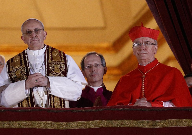 El cardenal brasileño Claudio Hummes, ex arzobispo de São Paulo y ex prefecto del Dicasterio para el Clero, falleció el 4 de julio a la edad de 87 años. Aparece con el Papa Francisco durante la aparición de la noche electoral del Papa en el balcón central de la Basílica de San Pedro en el Vaticano el 13 de marzo de 2013. (Foto CNS/Paul Haring)
