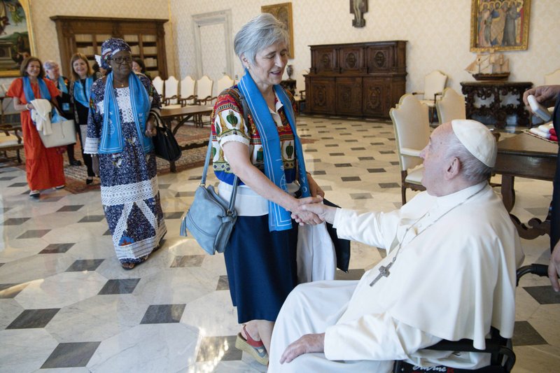La argentina María Lía Zervino, presidenta de la Unión Mundial de Organizaciones Femeninas Católicas, saluda al Papa Francisco el 11 de junio de 2022, durante una reunión en la biblioteca del Palacio Apostólico del Vaticano. El Vaticano anunció el 13 de julio que el Papa había nombrado a Zervino como miembro del Dicasterio para los Obispos. (Foto CNS /Vatican Media)