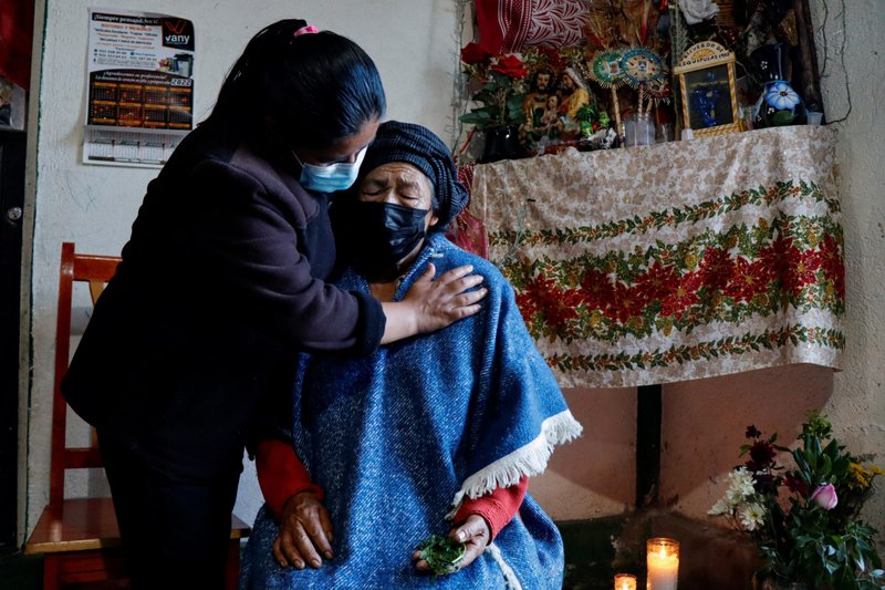 Elena Inés Gallardo, cuyo hijo Jozhue Díaz Gallardo, de 31 años, murió en un tráiler el 27 de junio de 2022, junto con otros migrantes en San Antonio, es consolada por su sobrina en Santa María Tlahuitoltepec, México, el 30 de junio. (Foto CNS /Jorge Luis Plata, Reuters)