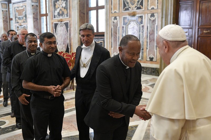 El Papa Francisco saluda a los sacerdotes durante un encuentro con los participantes en los capítulos generales de la Orden de la Madre de Dios, los Basilianos de San Josafat y la Congregación de la Misión en el Vaticano el 14 de julio de 2022. El Papa les instó a estar atentos a seguir las directrices de la Iglesia para la protección de los niños. (Foto CNS /Vatican Media)