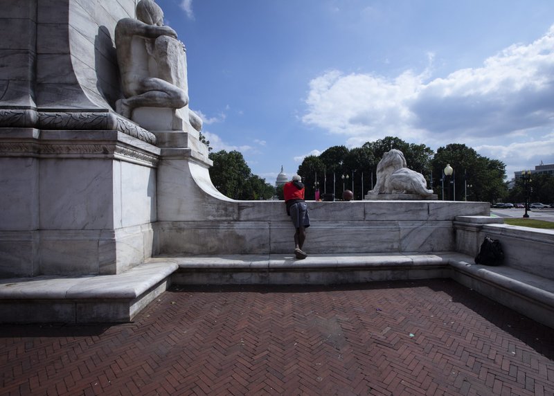 Una persona es vista cerca del Capitolio de Estados Unidos en Washington el 24 de junio de 2022. Ese mismo día, el Tribunal Supremo anuló la histórica decisión sobre el aborto Roe v. Wade, que legalizó el aborto en todo el país en 1973. (Foto CNS /Tyler Orsburn)