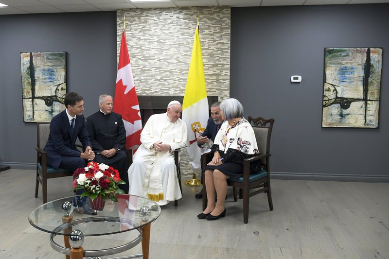 El papa Francisco besa la mano de la sobreviviente de la escuela residencial Alma Desjarlais de la Primera Nación de Frog Lake durante una ceremonia de bienvenida en el Aeropuerto Internacional de Edmonton el 24 de julio de 2022. El papa estaba comenzando una visita de seis días a Canadá. (Foto CNS/Vatican Media)