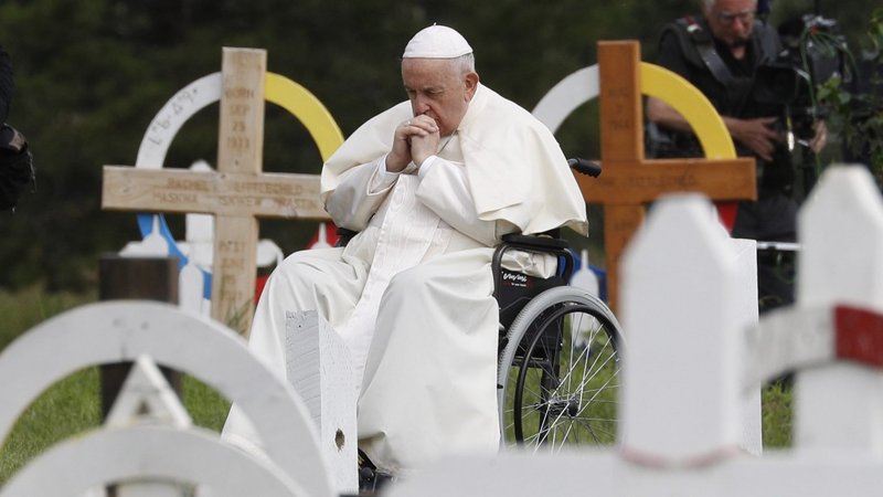 El Papa Francisco reza en el cementerio de la nación Ermineskin Cree antes de reunirse con las comunidades de las Primeras Naciones, Métis e Inuit en Maskwacis, Alberta, el 25 de julio de 2022. (Foto CNS /Paul Haring)