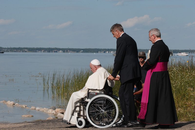 El Papa Francisco visita el lago mientras participa en la peregrinación y la Liturgia de la Palabra en Lac Ste. Anne, Alberta, el 26 de julio de 2022. (Foto CNS /Paul Haring)