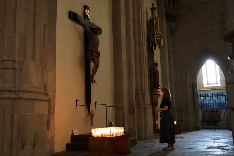 Una mujer reza dentro de una iglesia en Lleida, España, en esta foto de archivo del 13 de julio de 2020. En una entrevista con la agencia de noticias española Europa Press publicada el 25 de julio de 2022, Javier Cremades, quien fue contratado por la conferencia episcopal española para realizar una investigación sobre los abusos sexuales cometidos por clérigos en España, dijo que actualmente está investigando "entre 1,000 y 2,000" presuntos casos de abuso que ocurrieron en las décadas de 1970 y 1980. (Foto CNS/Nacho Doce, Reuters)