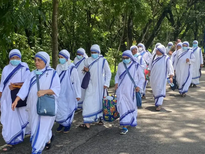 Las Misioneras de la Caridad deportadas de Nicaragua, al llegar a Costa Rica. (Foto Facebook/ Obispo Manuel Eugenio Salazar Mora.)