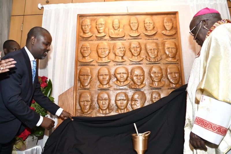 El arzobispo de Gulu (Uganda), John Baptist Odama, y el vicepresidente del Parlamento ugandés, Thomas Tayebwa, descubren el altar que alberga las reliquias de los mártires ugandeses en la iglesia de Santa Genoveva, en Panorama City, el domingo 19 de junio.