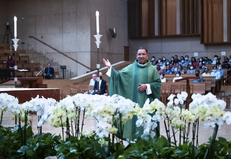 El padre David Gallardo da la homilía durante su última misa dominical como párroco en la Catedral de Nuestra Señora de los Ángeles el 26 de junio. (Foto Víctor Alemán)