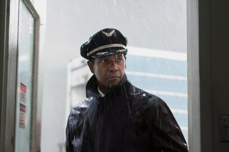 Denzel Washington protagoniza una escena de la película "Flight". Washington será uno de los muchos artistas cristianos que se reunirán con el Papa Francisco entre el 31 de agosto y el 1 de septiembre. (Foto CNS photo/Paramount/file.)