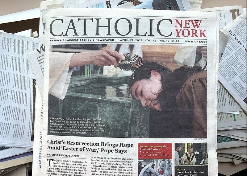 La portada de un número de Catholic New York, periódico de la archidiócesis de Nueva York. La publicación anunció el 19 de mayo que publicará su último número el 17 de noviembre. (CNS photo/Tyler Orsburn)