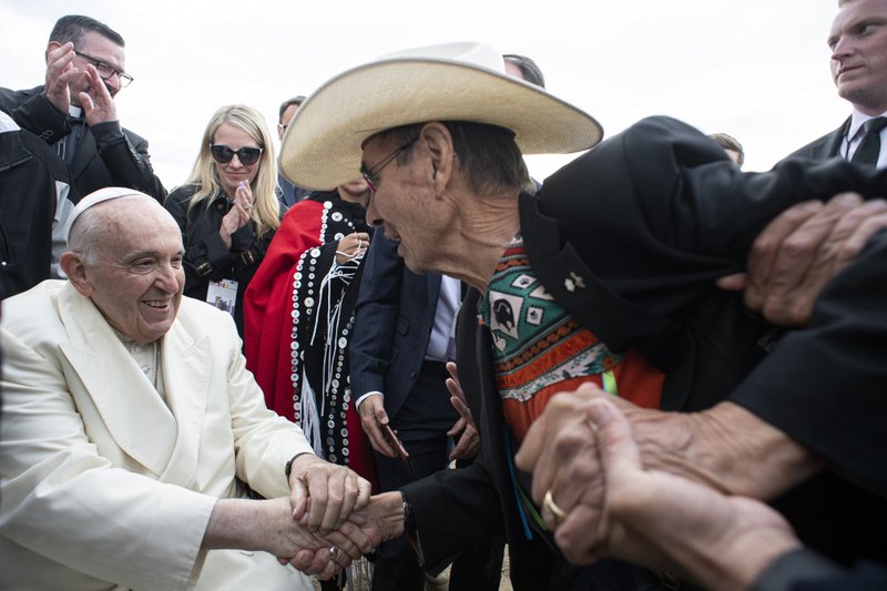 El Papa Francisco y el jefe Wilton Littlechild se despiden el 29 de julio de 2022 en Iqaluit, Nunavut, mientras el Papa se prepara para regresar al Vaticano tras una visita de seis días. Littlechild, un abogado de 78 años, superviviente de abusos en un internado y antiguo gran jefe de la Confederación de las Primeras Naciones del Tratado Seis, había presionado mucho para que el Papa visitara Canadá y pidiera perdón a los supervivientes de los internados. (Foto CNS /Vatican Media)