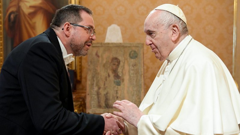 El Papa Francisco estrecha la mano del embajador de Ucrania ante la Santa Sede, Andrii Yurash, durante una audiencia privada en el Vaticano el 7 de abril de 2022. Después de reunirse con el Papa Francisco el 6 de agosto, Yurash dijo que el Papa planeaba visitar el país devastado por la guerra antes de su visita a Kazajistán en septiembre. (Foto CNS /Vatican Media via Reuters)