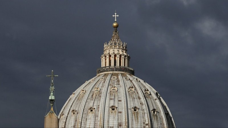 La cúpula de la Basílica de San Pedro se ve en el Vaticano en esta foto de archivo del 9 de octubre de 2017. (Foto CNS /Paul Haring)